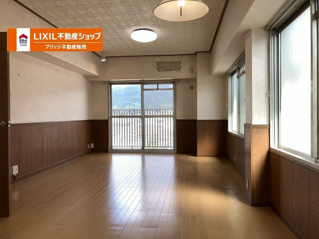 進和山科ハイライフの居間・リビング|東南角部屋のため陽あたり良好