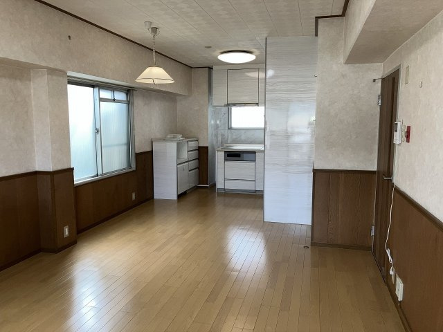 進和山科ハイライフの居間・リビング|ご家族がゆったりくつろげるLDK約18帖