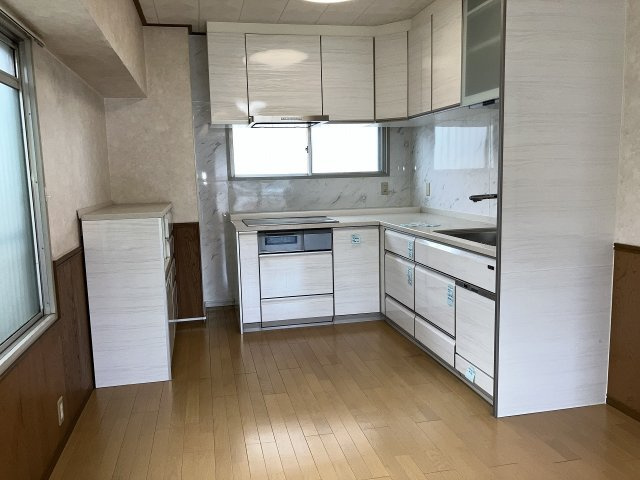 進和山科ハイライフのキッチン|リビングスペースを広く活用できる壁付キッチン