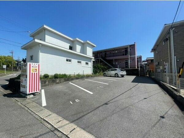 メゾンラスタァの駐車場