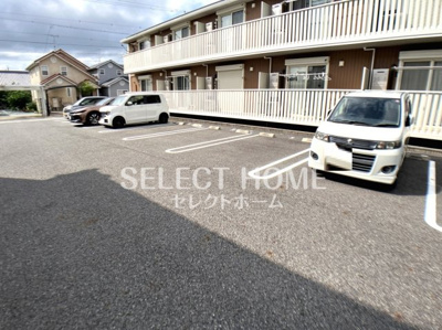【駐車場】 | シャトレ | 車をお持ちの方に嬉しい駐車場付きの物件です