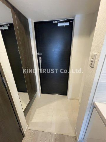 S-RESIDENCE大阪同心の玄関|収納もある玄関です