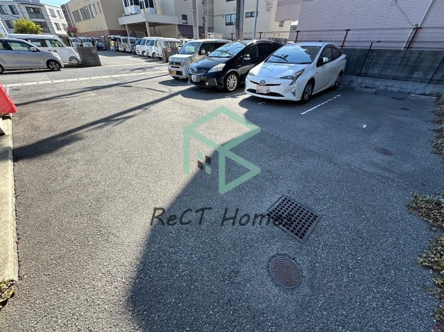 シャトー揚羽の駐車場