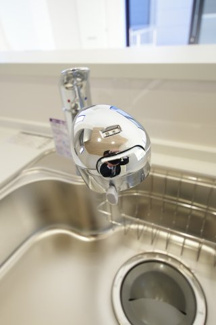 【キッチン】 | 【仲介手数料無料！！】日野市石田1丁目　新築戸建て（全2棟）1号棟　5699万円 | 浄水器内蔵水栓