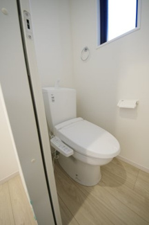 【トイレ】 | 【仲介手数料無料！！】日野市石田1丁目　新築戸建て（全2棟）1号棟　5699万円