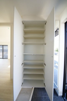 【収納】 | 【仲介手数料無料！！】日野市石田1丁目　新築戸建て（全2棟）1号棟　5699万円 | 玄関収納