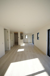 【居間・リビング】 | 【仲介手数料無料！！】日野市石田1丁目　新築戸建て（全2棟）1号棟　5699万円