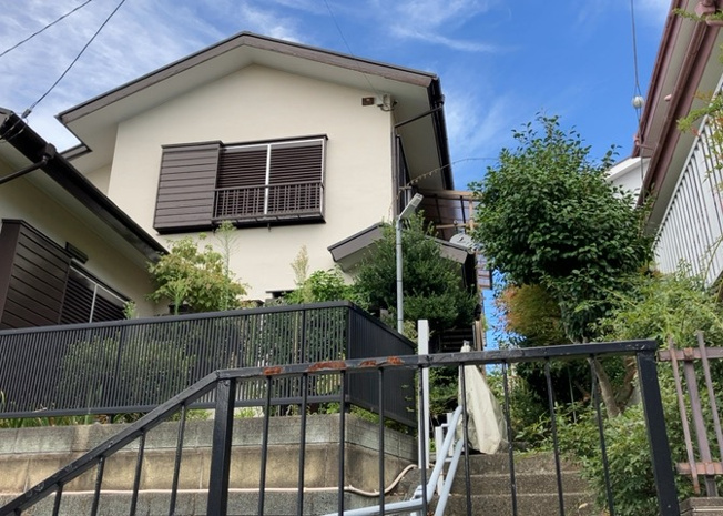 【バルコニー】 | バルコニーは、室外の専用スペースのうち、「屋根がなく開放された空間」であるものを指します。ベランダより広いタイプのものが多く、日当たりもよいため家庭菜園などを楽しみたい人にとって適した環境となります。