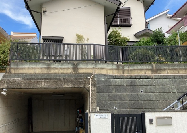 【構造・工法・仕様】 | 建物の基礎工事の方法は、主流となっているベタ基礎（防湿基礎）と布基礎の２種類に分類され、床下の通気性や耐久性などに違いがあります。建物の基礎部分の構造や付帯設備など詳細については現地でご確認ください。