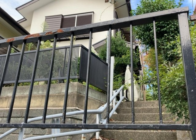 【内装】 | 玄関ポーチにおいて最も重視すべきと言っても良いのが広さです。適切な広さの玄関ポーチでないと外見的なバランスは崩れてしまいますし、何より使いにくくなってしまいますので、現地で実際に下見をしてみましょう！