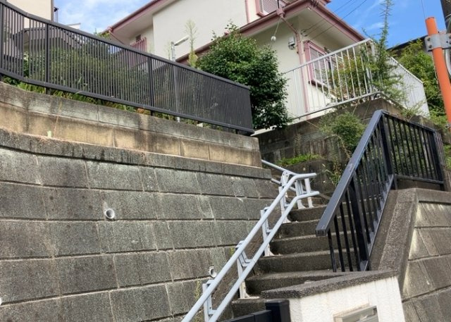 【設備】 | 敷地内に散水栓や立水栓があると便利です。水道水を直接利用できるため、水を運ぶ手間を省くことが出来ます。大量の水を必要とする洗車作業や清掃などに役立ちます。その他設備とあわせて、現地でご確認ください。