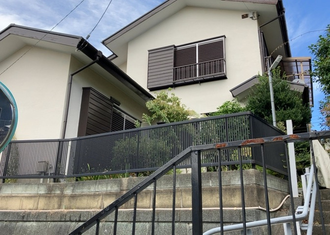 【冷暖房・空調設備】 | 床下換気口は、床下に湿気がこもることを防ぎ、効果的に換気を行うために設置されています。床下換気口が設置されていない建物は、基礎パッキング工法などにより換気を行なっています。詳細は現地でご確認ください。