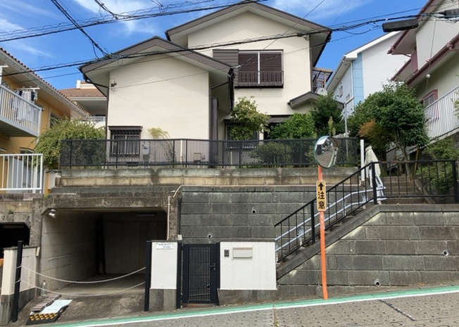 【前面道路含む現地写真】 | 東側道路の場合は居室を南向きに設計しやすいため、朝日が入りやすいというメリットがあります。一方、西側道路も東側同様に居室を南向きに設計しやすいのですが、住宅地だと朝日が入りにくいという弱点があります。