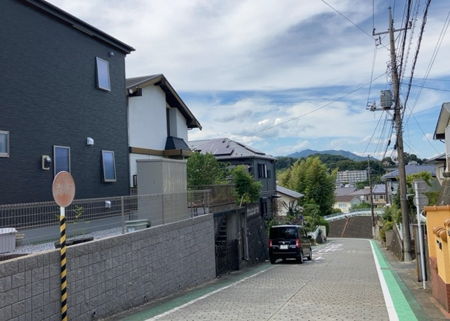 【展望】 | 土地の地勢が高台の場合、景色を綺麗にみることができ、景色にこだわってお家探ししている方におすすめです！また平坦地よりも風通しがいいというメリットがあります。デメリットもあるので是非現地でご確認下さい。