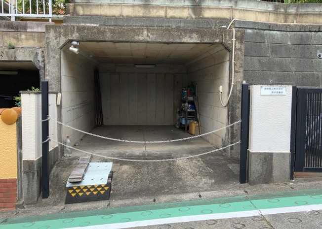 【駐車場】 | 車一台あたりに必要なスペースは、標準サイズの普通自動車で横幅2m50cm、長さ5mは必要になります。ただし、乗降のことも考慮して横幅3m30cm、長さ5m50cmほどは確保できるところを選びましょう。