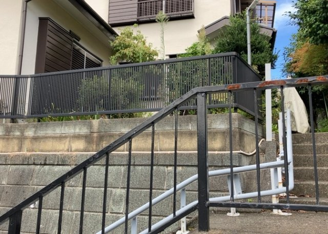 【庭】 | 庭のある家に住むことのメリットとして、子どもたちの遊び場を確保できること、ガーデニングや家庭菜園を楽しめること、明るさを確保できることがあります。また、配置を工夫することでプライバシーが確保できます。