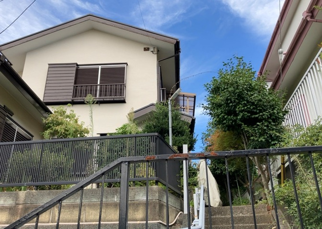 【バルコニー】 | バルコニーは、建物内から室外へ楽に出入りできる便利なスペースです。また、バルコニーには手すりを付けることが義務付けられており、手すりの高さは110cm以上で施工することが建築基準法で定められています。