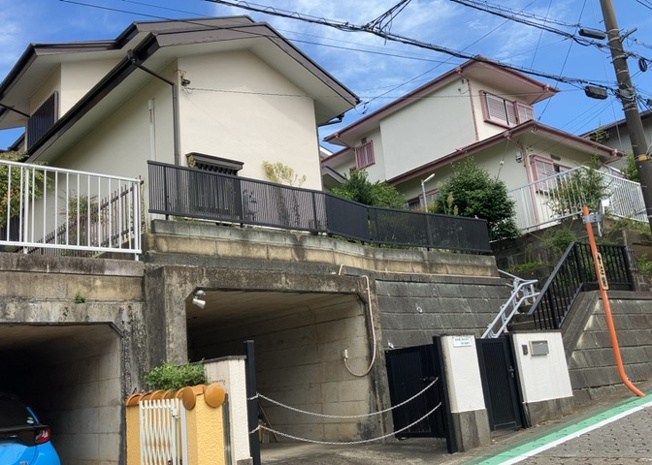 【前面道路含む現地写真】 | 住宅用の土地では前面道路に2m以上接していなければならないと法律で定められています。しかし、お持ちの車のサイズやライフスタイルなどにより、2mでは利便が悪い場合もございますので、事前に確認しましょう。