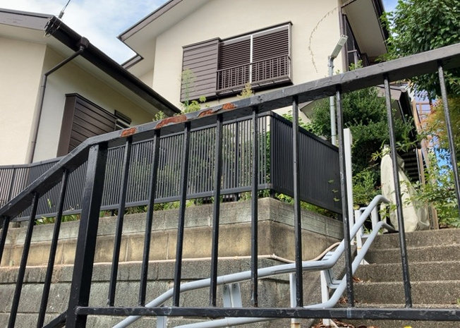【庭】 | 庭があることでガーデニングや家庭菜園はもちろん、こどもの遊び場やペットを放して遊ぶことができます。また、家の周囲に余裕があるということです。隣地との間があれば、十分な日当たりと、風通しが確保できます。