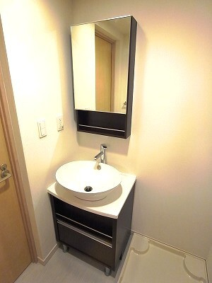 リブリ・祐光の独立洗面台|明るい洗面所です