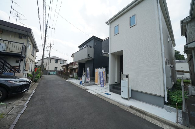 【横浜市瀬谷区阿久和西3丁目11-4全2棟新築戸建て】★仲介手数料無料★（原小学校・原中学校）の前面道路含む現地写真