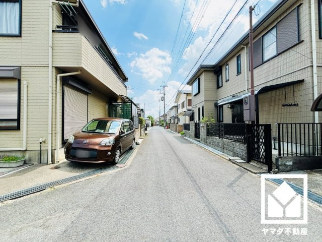 草津市南笠町　24-1期　1号棟の前面道路含む現地写真