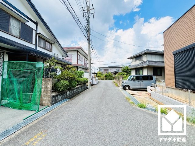 草津市南笠町　24-1期　1号棟の前面道路含む現地写真