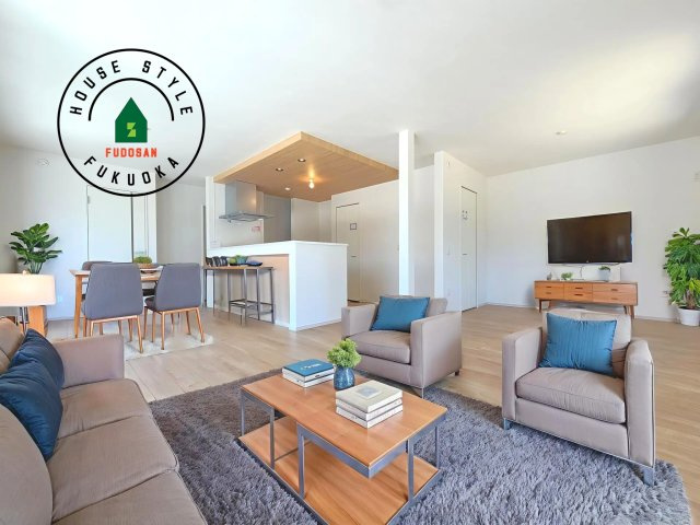 福岡市西区今宿東1丁目第1-3棟（3号棟）　の内観：施工例|キッチンからリビングをしっかり確認できます。家族の笑顔があふれる空間になりそうですね。※家具はCGを合成したものです。