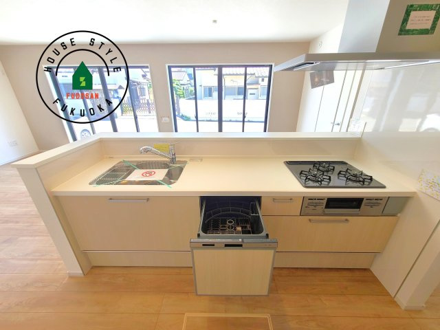 福岡市西区今宿東1丁目第1-3棟（3号棟）　の内観：施工例|ご家族を近くに感じられる対面キッチンのLDK。会話もはずみそうですね。