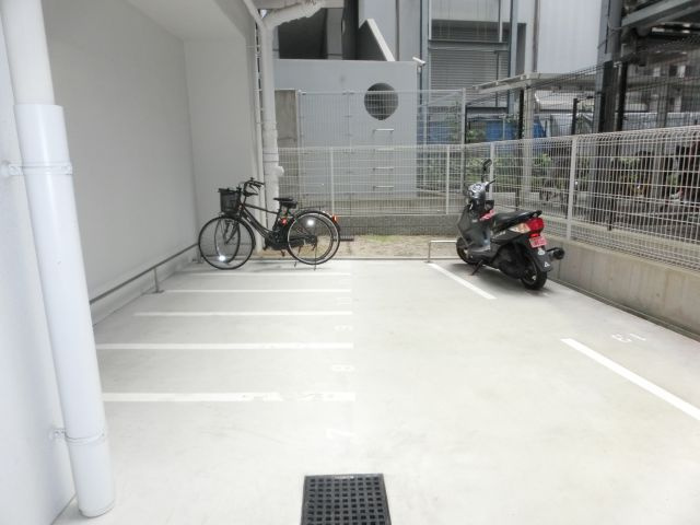 アフルエンス難波の駐車場