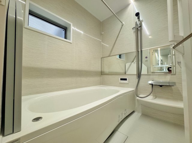 中野区江古田1丁目 全5棟 D号棟の浴室|落ち着いた色合いの浴室
一坪タイプの浴室は足を伸ばしてゆっくりバスタイムを楽しめます
浴室換気乾燥機が標準装備です(D号棟)