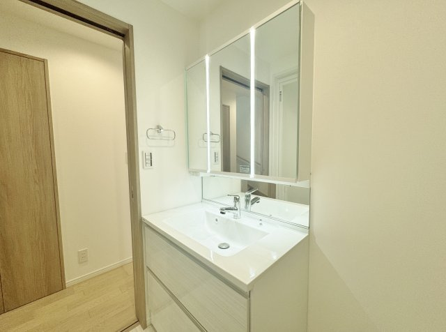 中野区江古田1丁目 全5棟 D号棟の独立洗面台|使いやすい三面鏡の洗面台
便利な可動棚つきなのでリネンや着替えの収納にも便利です
収納スペースも充分あるので水回りをキレイにお使いいただけます(D号棟)