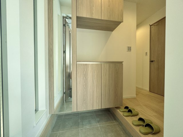 中野区江古田1丁目 全5棟 D号棟の独立洗面台|家の顔でもある玄関はホールを設けゆとりある空間を演出
玄関ホールには便利な収納を設けているので外出着やバッグや帽子などの収納にも便利です(D号棟)