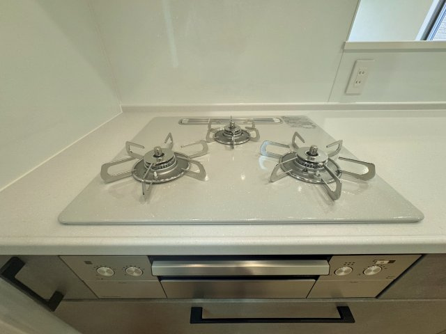 中野区江古田1丁目 全5棟 D号棟のキッチン|手軽にお手入れができるガラストップコンロが標準装備です(D号棟)