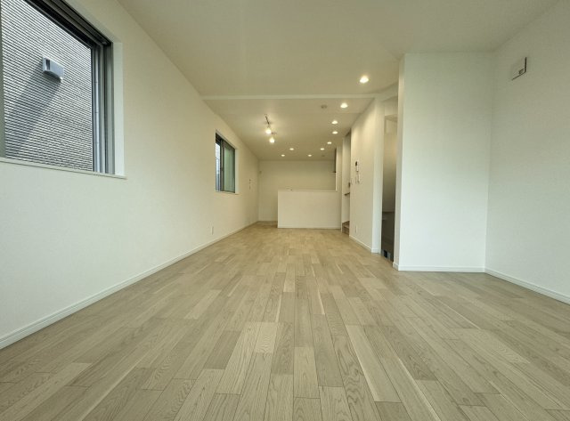 中野区江古田1丁目 全5棟 D号棟の居間・リビング|上質が感じられる設備とカラーリングで暖かな印象のリビング
19.2帖の開放感溢れるプレミアムな大空間に仕上がりました
(D号棟)