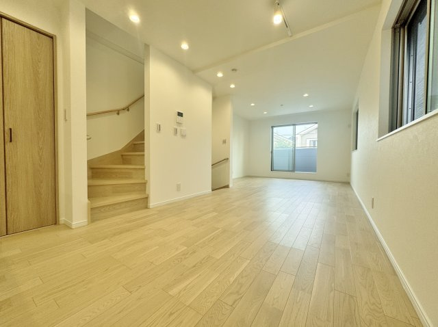 中野区江古田1丁目 全5棟 D号棟の居間・リビング|家の中心でもあるLDKは19.21帖のゆとりある空間です
リビングには便利な収納を設置
開口部が多く明るく心地よい家族団らんスペースです
足元には床暖房を設置しています(D号棟)