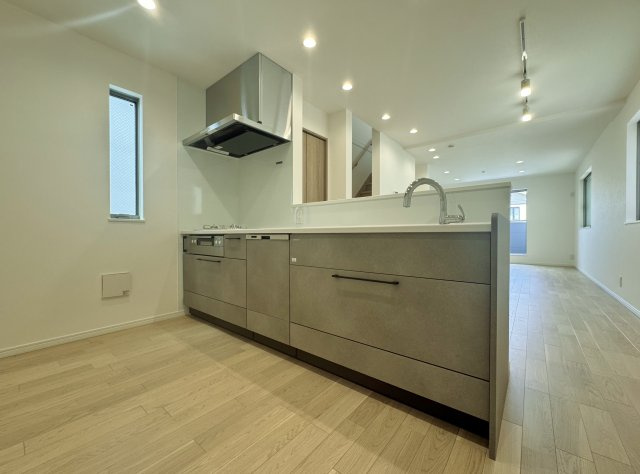 中野区江古田1丁目 全5棟 D号棟のキッチン|人気の対面キッチンはリビングを眺めながらお料理ができます
家事効率の上がるハイスペックなキッチン
食器洗乾燥機、ガラストップコンロを装備しています(D号棟)