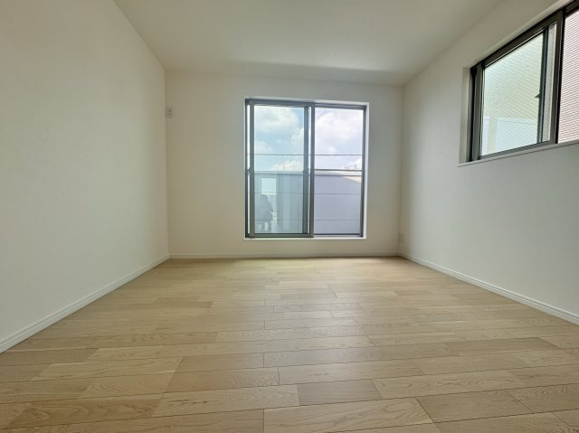 中野区江古田1丁目 全5棟 D号棟の洋室|3階6.1帖洋室
整形なお部屋なので家具のレイアウトもしやすいです
壁面に設けたワイドな収納が魅力的です
2面開口の明るく快適なお部屋です(Ｄ号棟)