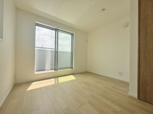 中野区江古田1丁目 全5棟 D号棟の洋室|3階5.8帖洋室
3階居室にはそれぞれバルコニー付です
＋αのゆとりと開放感を演出いたします
クローゼットを2ヵ所完備しお部屋はスッキリとお使いいただけます(Ｄ号棟)