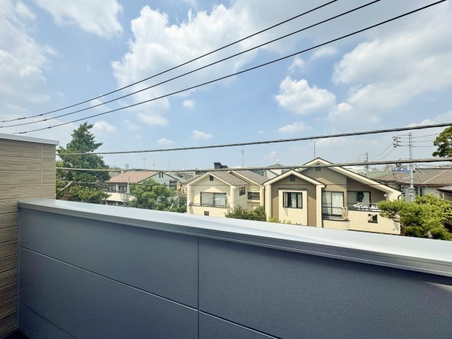 中野区江古田1丁目 全5棟 D号棟の展望|周辺には高い建物もなく気持ちの良い青空が望めます
各棟3面バルコニー付です
爽やかな通風と採光を存分に感じる事が出来る家が誕生いたしました(D号棟)