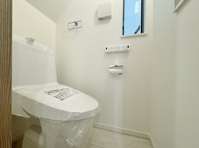中野区江古田1丁目 全5棟 D号棟のトイレ|1階トイレは小窓を設け明るく衛生的な空間です
トイレは2か所設置しているので忙しい朝にも便利です(D号棟)