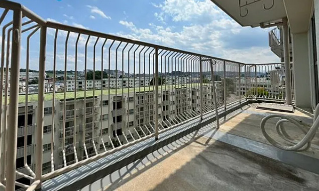 入間ビレッジ８号棟のバルコニー|開放的で明るい空間を演出してくれるバルコニーです