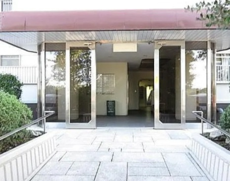 入間ビレッジ８号棟のエントランス|ゆとりのあるエントランスです