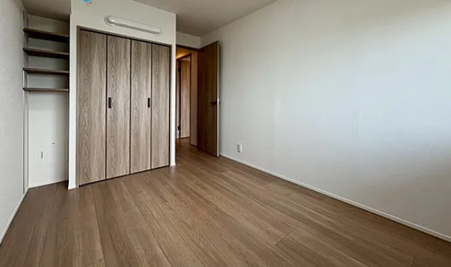 入間ビレッジ８号棟の洋室|落ち着いた色調の洋室です