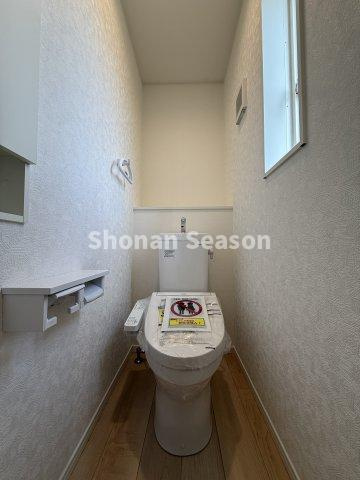 【トイレ】 | 暖かな便座でカバー要らず！お掃除もサッと拭けて衛生的な「温水洗浄便座」を標準搭載しています。