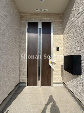 【玄関】 | 訪問者やセールスにも柔軟に対応できる「TVモニター付きインターホン」搭載◎
お子さまのお留守番もより一層安心感がありますね。