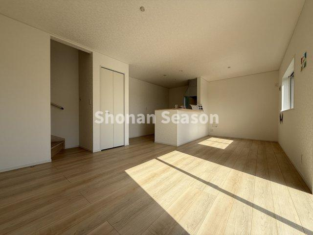 【居間・リビング】 | 憩いの場となるリビングには、帰宅するご家族の確認がしやすいリビング階段を採用いたしました。コミュニケーションがとりやすくなりますよ♪