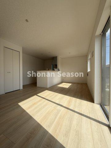 【居間・リビング】 | 南側に大きな窓があり、あたたかな陽光差し込む明るいリビングルームです。