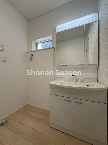 【独立洗面台】 | 鏡裏や洗面下までばっちり収納！水廻りが片付き、キレイな室内をキープいただけます。