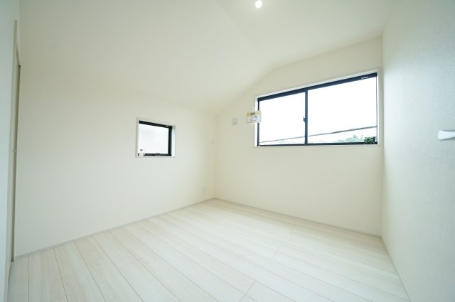 【横浜市旭区市沢町885-41全2棟新築戸建て】★仲介手数料無料★（市沢小学校・左近山中学校）の洋室